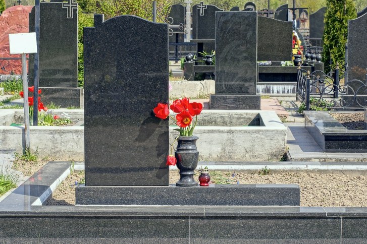 czarny cmentarny pomnik