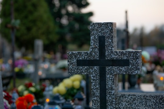 kamienny krzyż na cmentarzu