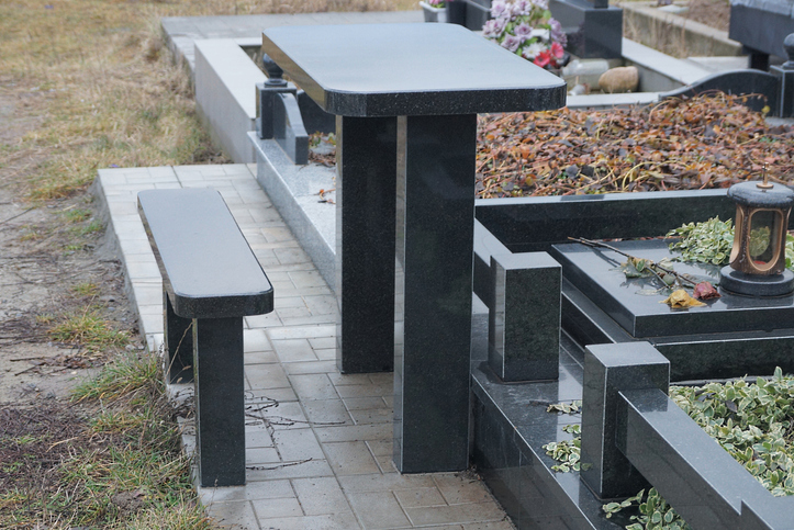 ławka i stół z marmuru na cmentarzu