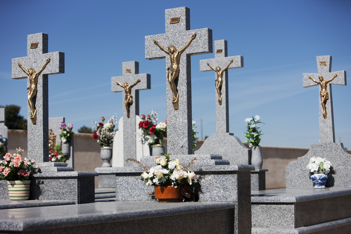 nagrobki cmentarne z krzyżami