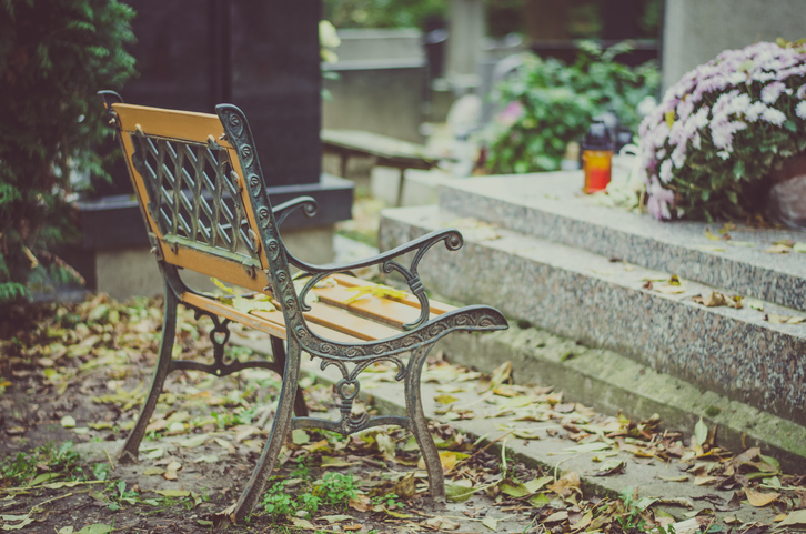 pusta ławka na cmentarzu 
